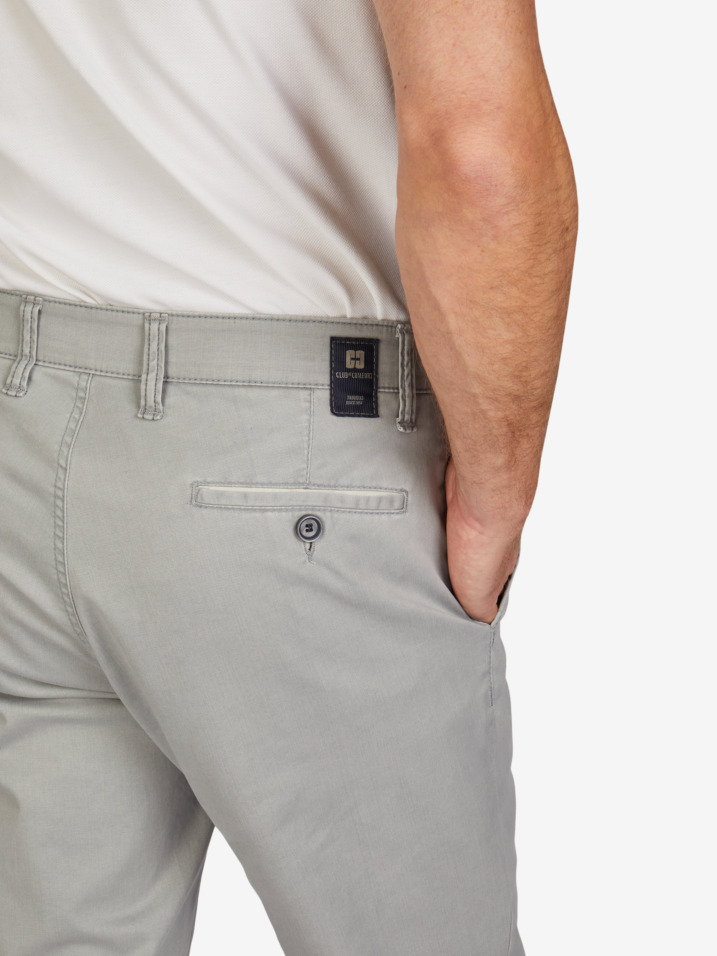 Herrenhose in Hellgrau von Club of Comfort, mit Flat Front, elastischem Komfortbund, Hemdenstopper und Reißverschluss-Sicherheitstasche. Hoch-elastische Baumwolle mit Diamant-Finish, gerades Bein, normale Leibhöhe, ideal für Frühjahr/Sommer, made in Green by Oeko-Tex.