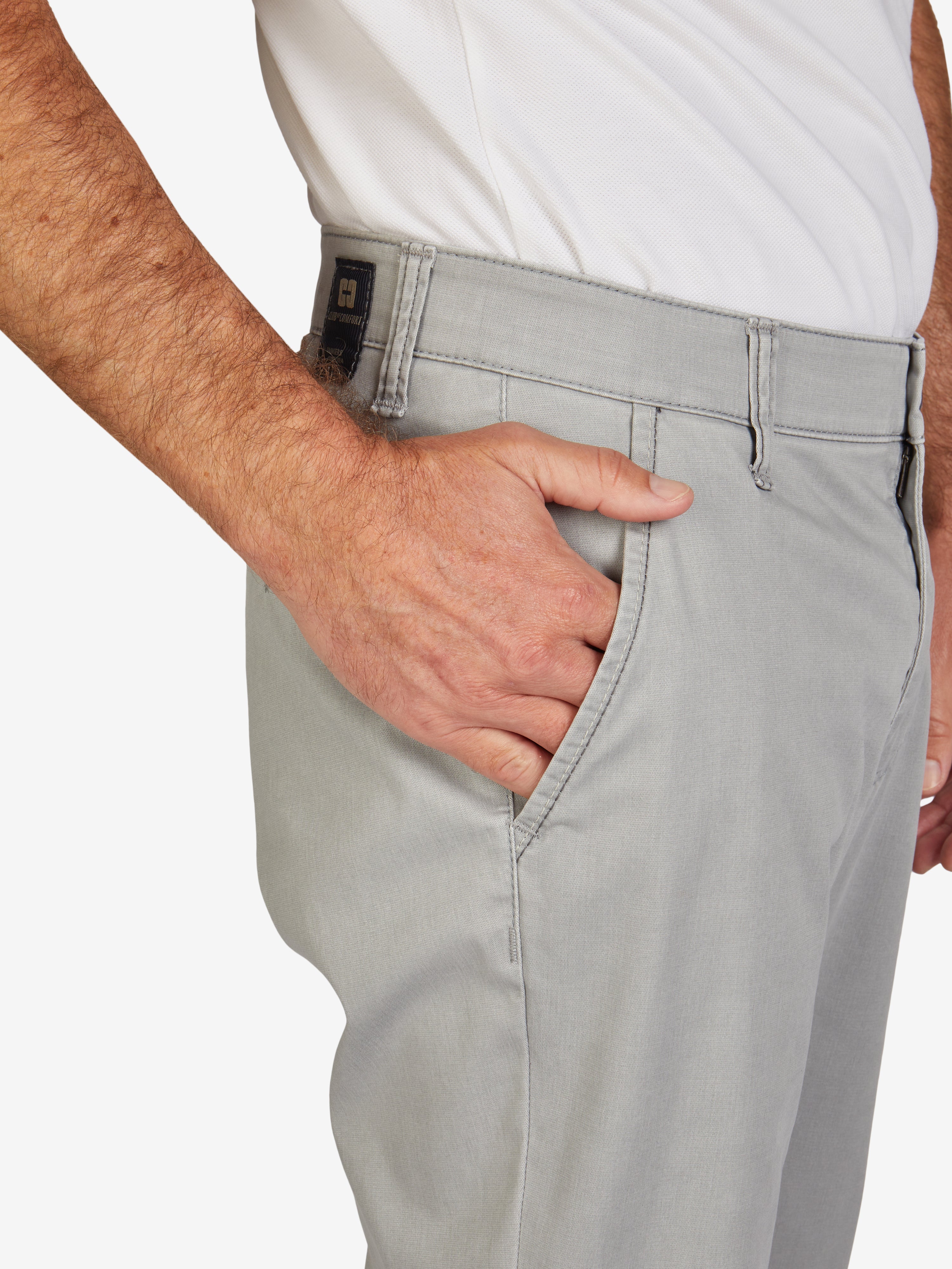 Nahaufnahme einer hellgrauen DENVER 7901 Flat Front-Hose von Club of Comfort mit elastischem Komfortbund, Hemdenstopper und Reißverschluss-Sicherheitstasche in der rechten Gesäßtasche, aus hochelastischer Baumwolle mit Diamant-Finish, bei normaler Leibhöhe und geradem Bein.