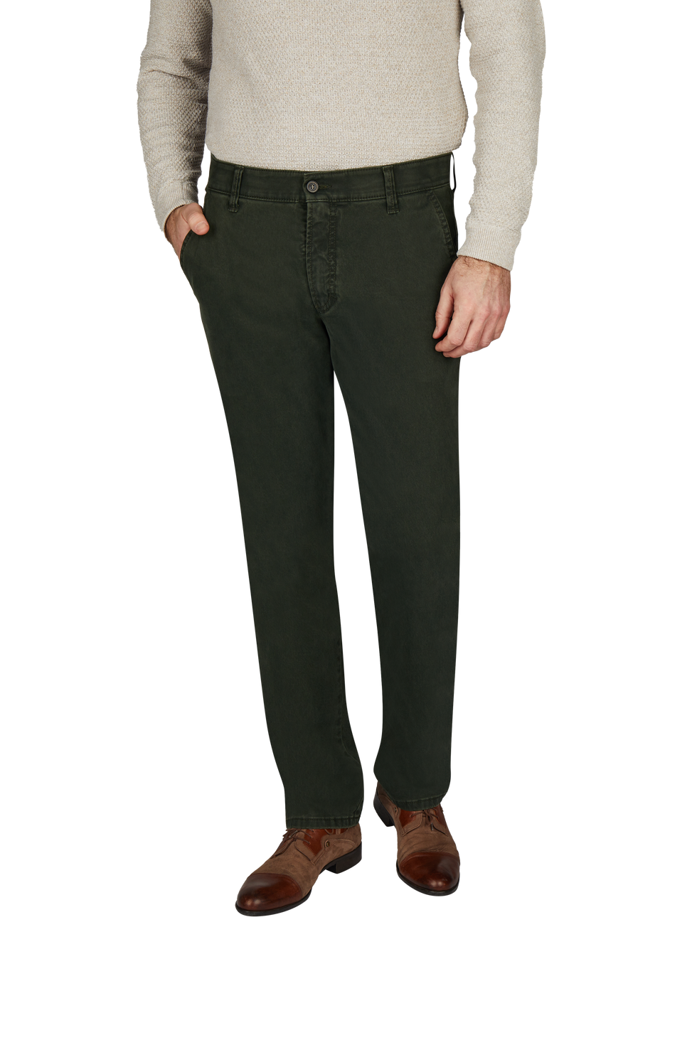 Nahaufnahme der unteren Hälfte eines Mannes, der eine beige Strickjacke, dunkelgrüne Anzughose, braune Lederschuhe trägt. Der Mann hat eine Hand in der Hosentasche.