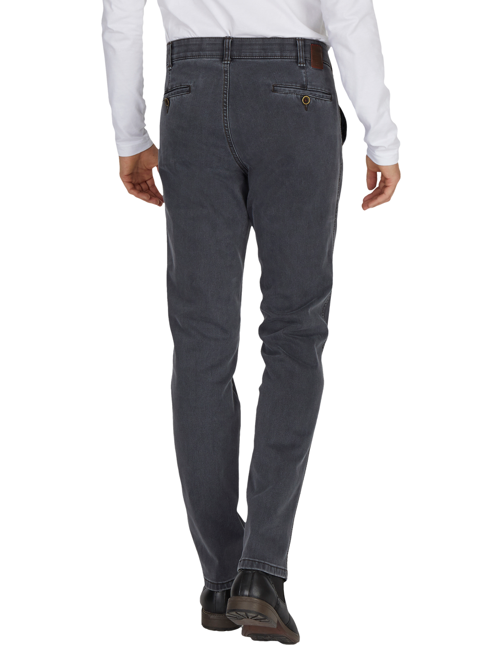 Herrenhose aus dunklem Jeansstoff, schmal geschnitten mit Gürtel und Goldknöpfen an den Taschen, getragen von einer Person in schwarzem Schuhwerk und weißem Hemd.