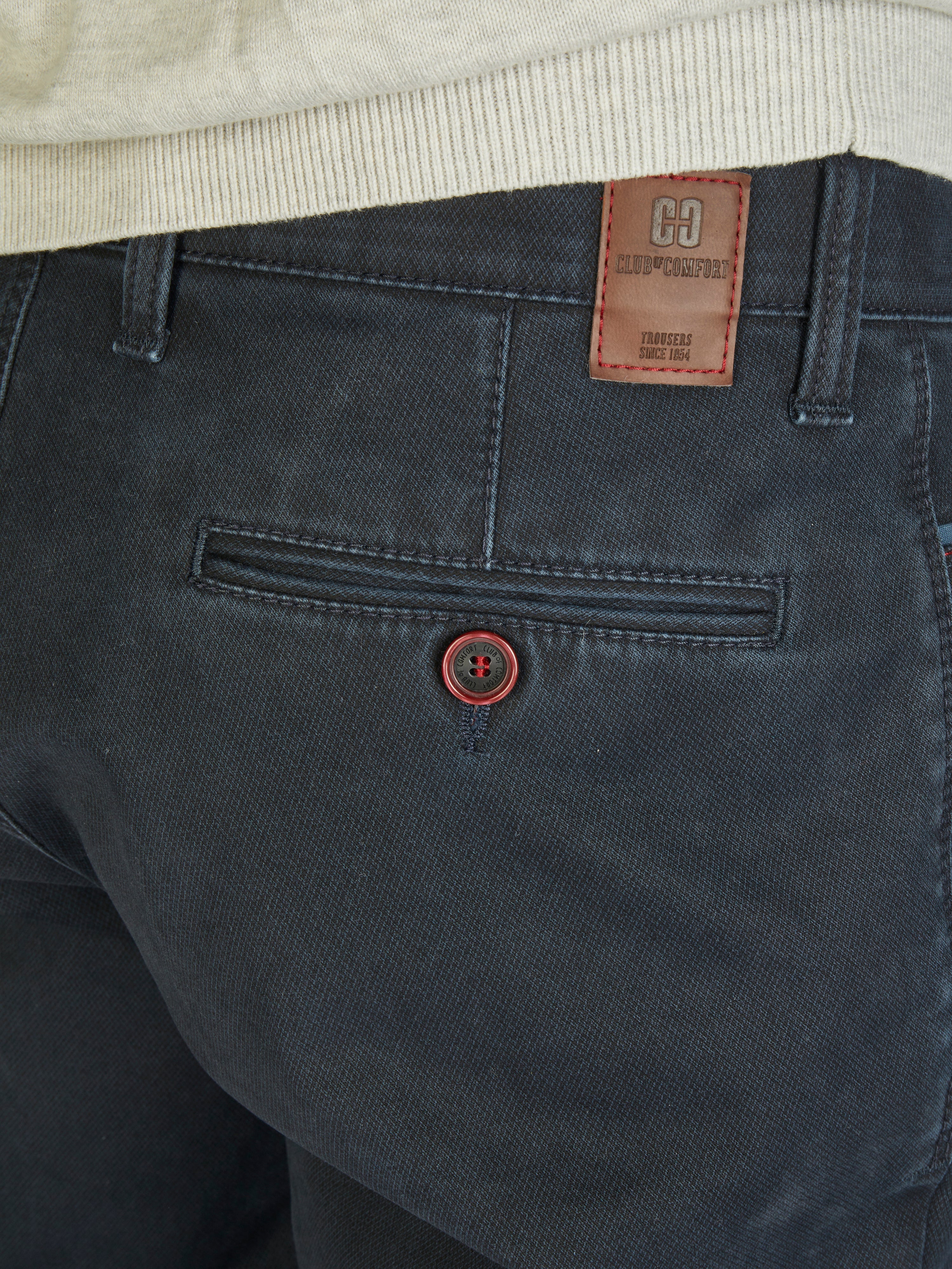 Nahaufnahme einer dunkelblauen GARVEY 7824 Flat Front-Hose mit elastischem Komfortbund, Hemdenstopper und Münztasche, gefertigt aus thermischer Baumwoll-High Stretch-Mikrostruktur mit Thermolite-Wärmeisolierung, passend für Herbst/Winter, Modell in Regular Fit.