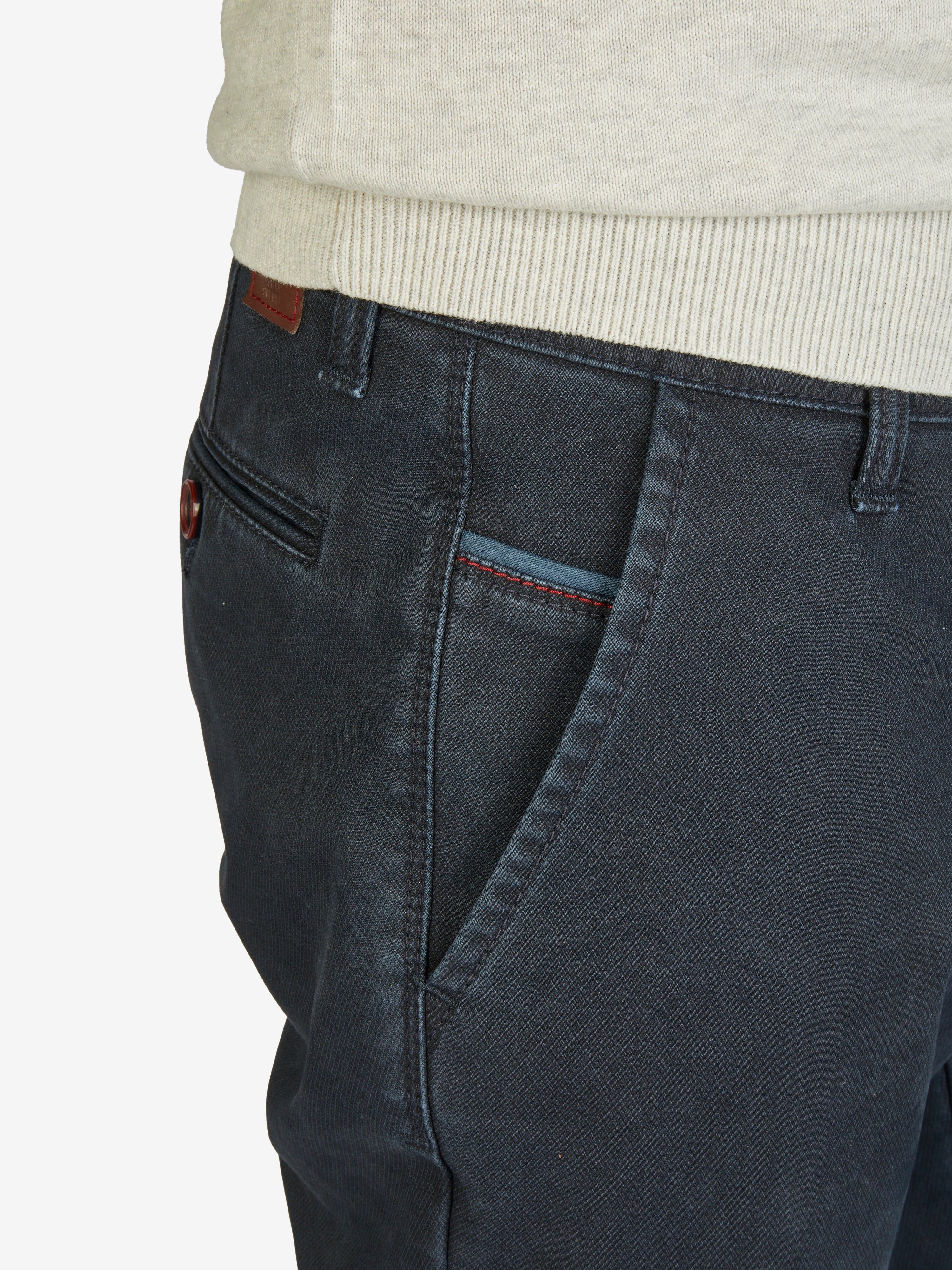 Nahaufnahme einer dunkelblauen GARVEY 7824 Flat Front-Hose mit elastischem Komfortbund, Hemdenstopper und Münztasche. Hose aus Baumwoll-High Stretch mit Mikrostruktur-Print, Thermolite-Wärmeisolierung, reguläre Leibhöhe, schmalerer Beinverlauf, hergestellt von Club of Comfort.