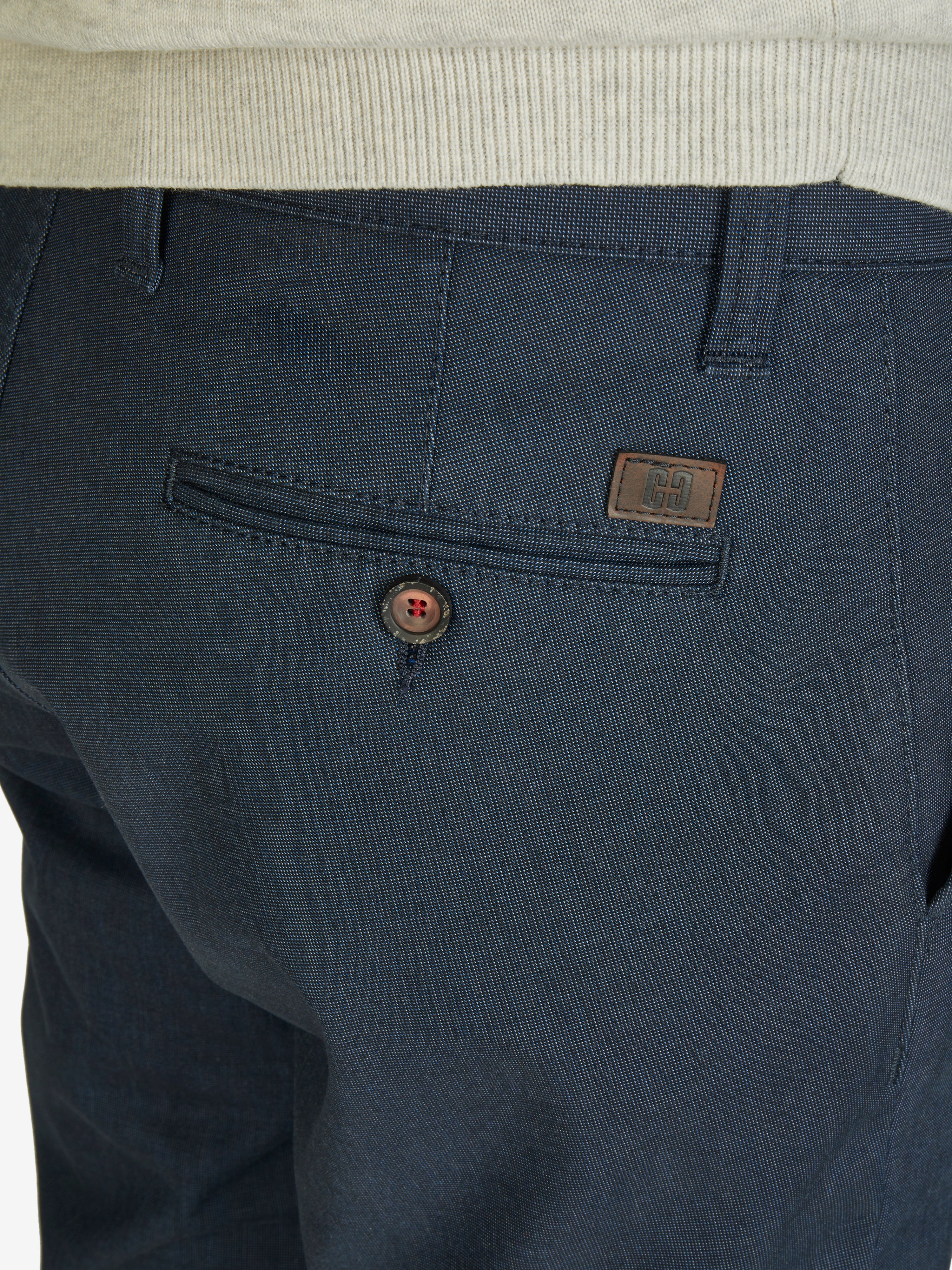 Nahaufnahme einer GARVEY 7827 marine-melange Flat Front-Hose aus Baumwolle mit Thermolite-Wärmeisolierung, elastischem Komfortbund, Hemdenstopper, Regular Fit und schmaler Fußweite, hergestellt von Club of Comfort.