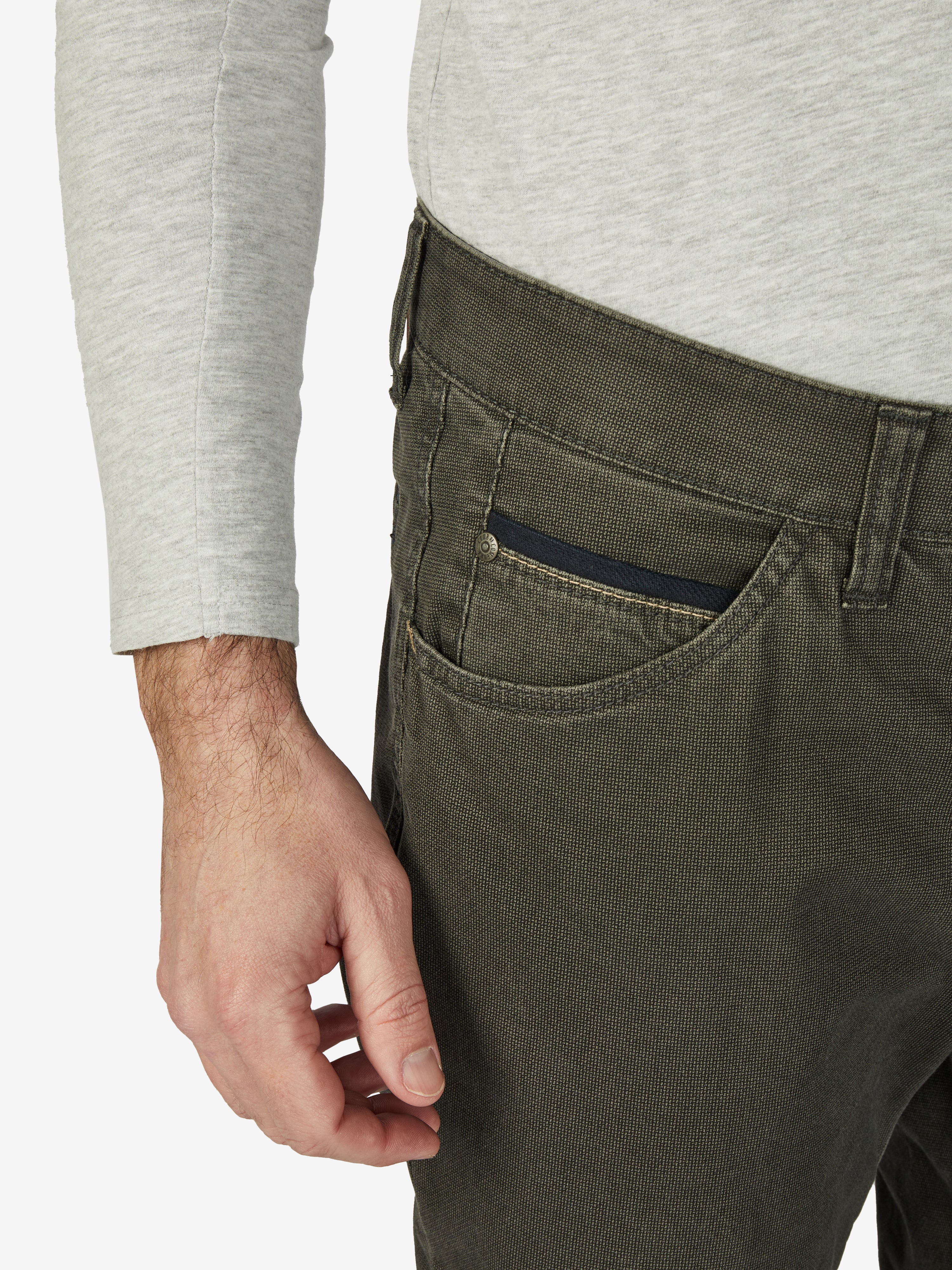 Nahaufnahme einer grauen Hose "MARVIN 7611" in Steingrau von Club of Comfort, mit Swing-Pocket, elastischem Comfortbund, Hemdenstopper und kontrastreiner Münztasche. Die Hose besteht aus hochelastischer Baumwolle mit maskulinem Struktur-Print, reguläre Leibhöhe, schlankes Bein, ideal für Herbst/Winter.