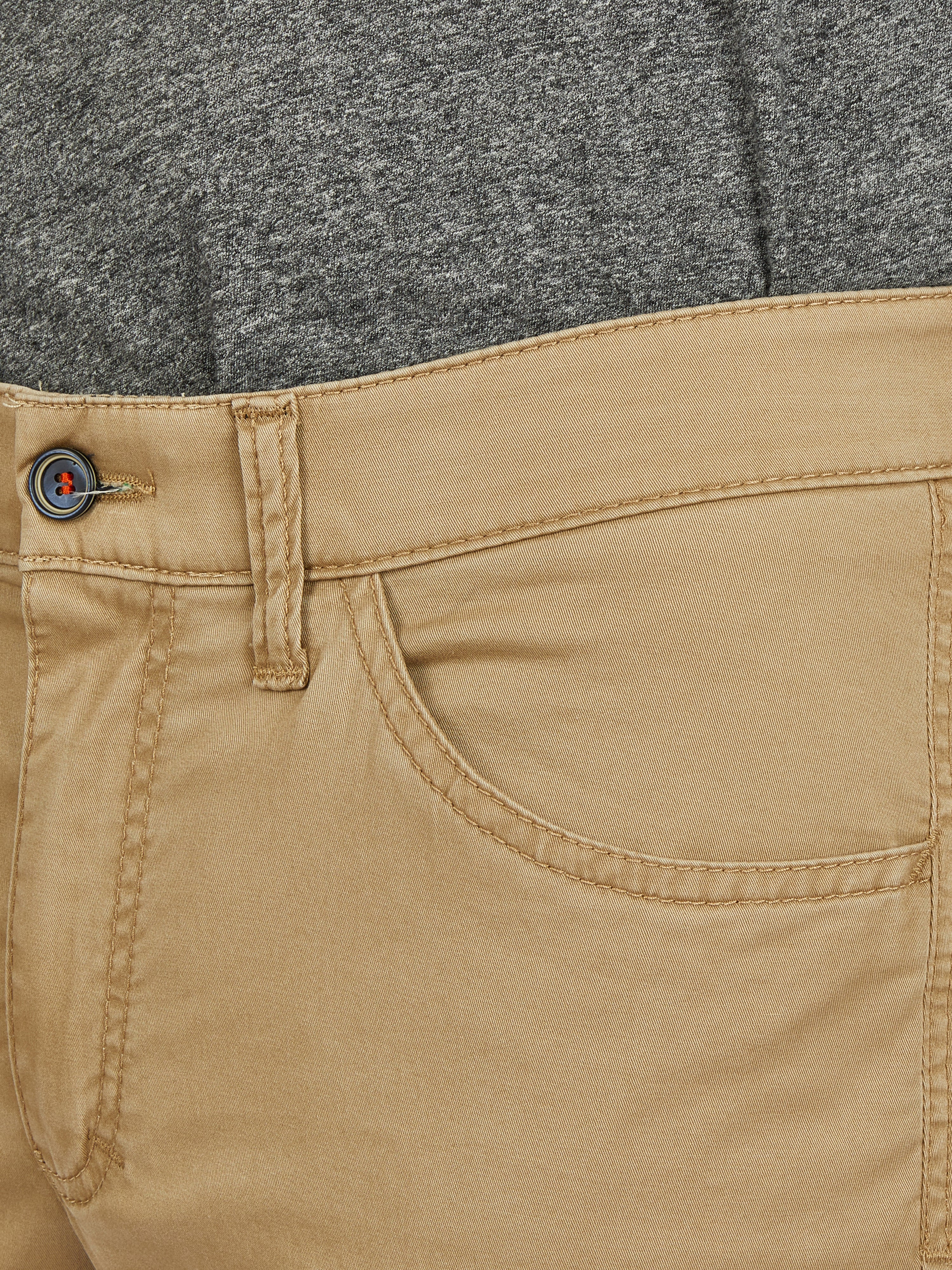 Nahaufnahme einer beigen Baumwoll-Hose (Model MARVIN 7708) mit elastischem Comfortbund, Hemdenstopper, modifizierter 5-Pocket-Design, doppelt paspelierter Münztasche, schlankem Bein, normaler Leibhöhe, hergestellt von Club of Comfort, Frühling/Sommer, mit weichem Griff und stilvoller Optik.