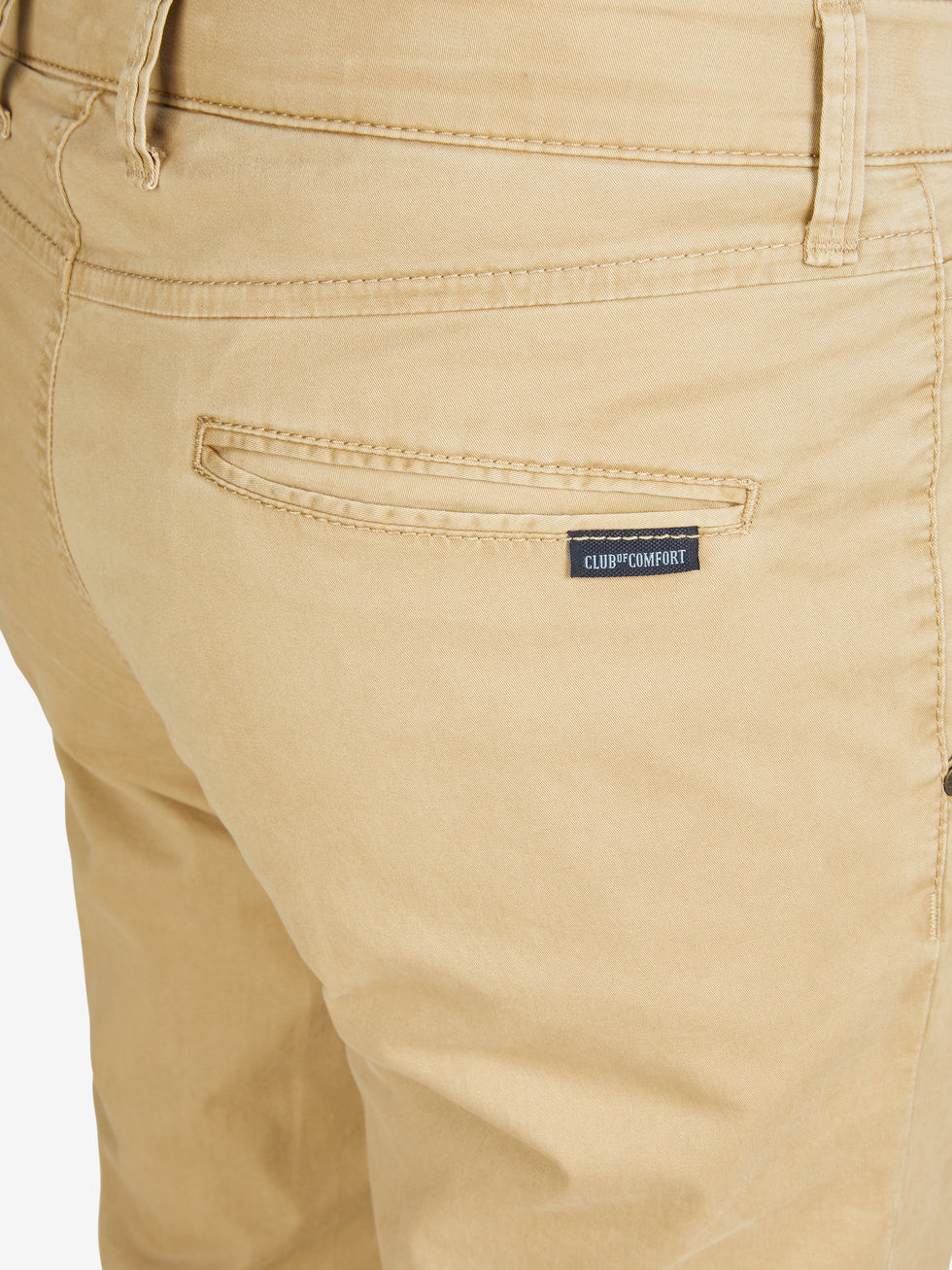 Nahaufnahme einer beigen Chinohose von Club of Comfort, mit elastischem Comfortbund, Hemdstopper und Münztasche. Hochwertiges Baumwoll-High-Stretch-Material, schlanker Beinverlauf, normale Leibhöhe.