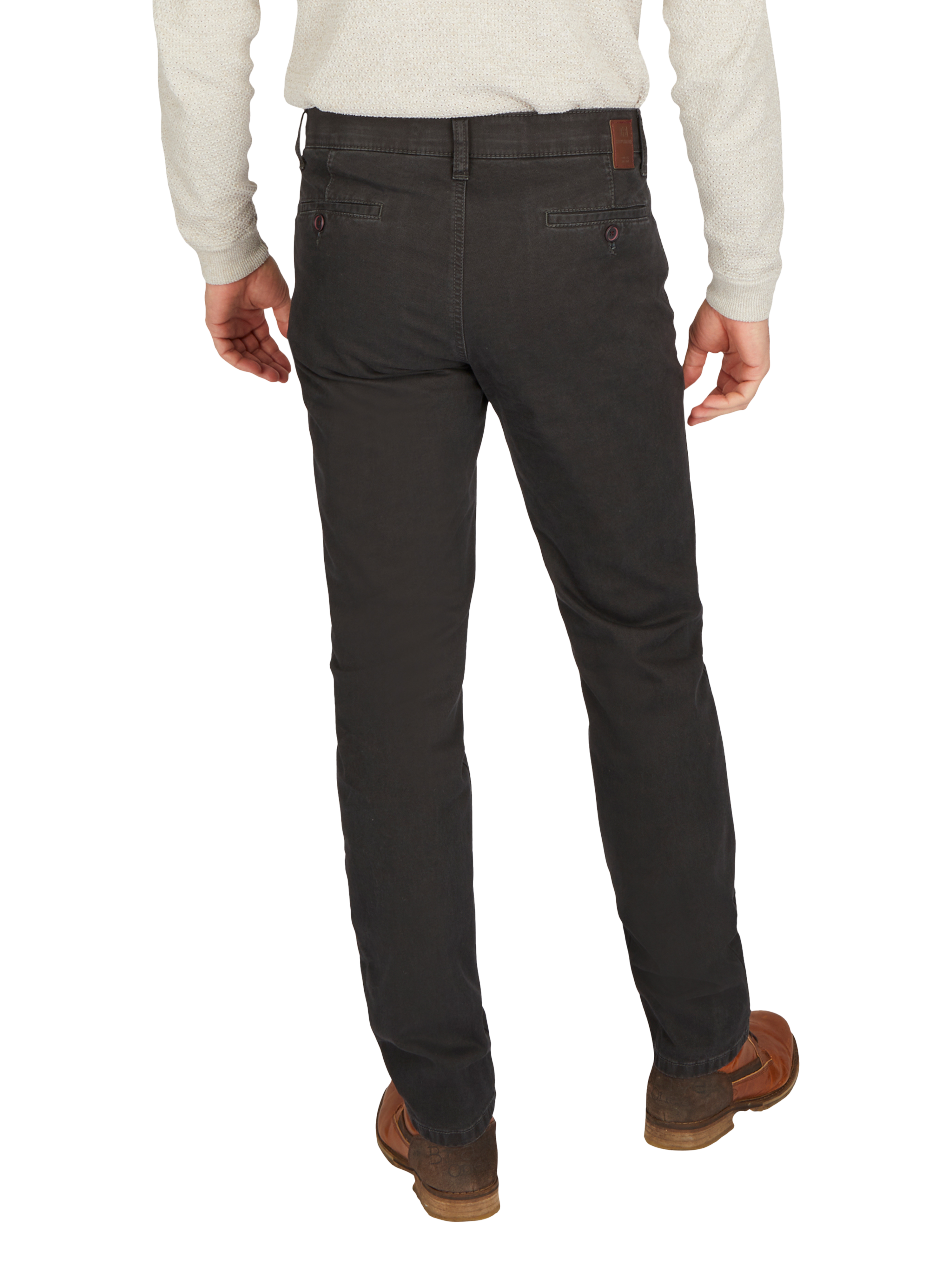Bild von einer Hose vom Modell MARVIN 7611 in Dunkelgrau. Die Hose ist eine modifizierte 5-Pocket-Hose mit elastischem Comfortbund, Hemdstopper und Münztasche mit Kontrast. Gefertigt aus hochelastischer Baumwolle mit maskulinem Struktur-Print, normaler Leibhöhe, schmalem Bein und schmaler Fußweite. Das Modell trägt dazu ein helles Oberteil.