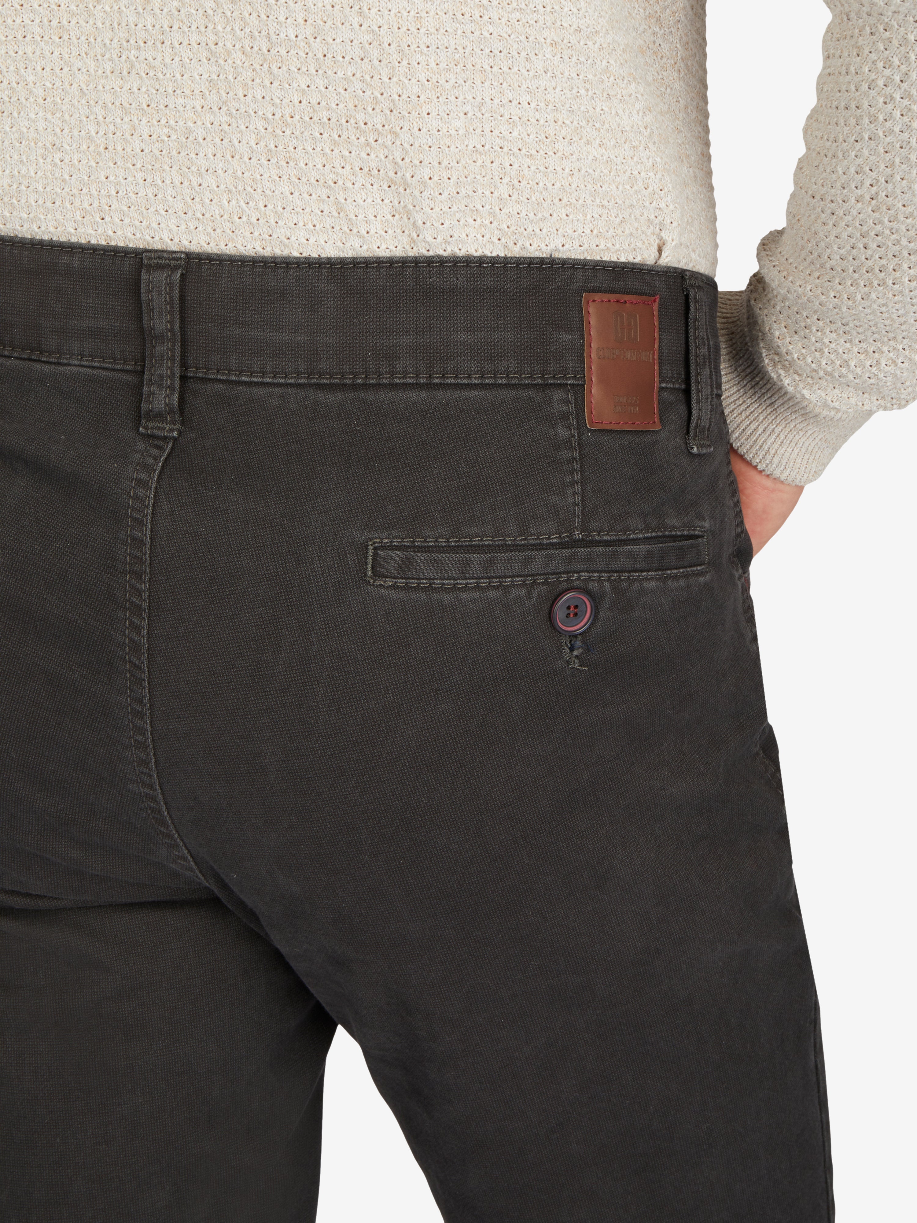 Nahaufnahme einer dunkelgrauen MARVIN 7611 Hose von Club of Comfort, mit elastischem Komfortbund, Hemdenstopper, Münztasche mit Kontrast, aus hochelastischer Baumwolle mit Struktur-Print, normale Leibhöhe, schlankes Bein, Schmalfußweite, Herbst/Winter, reguläre Passform.