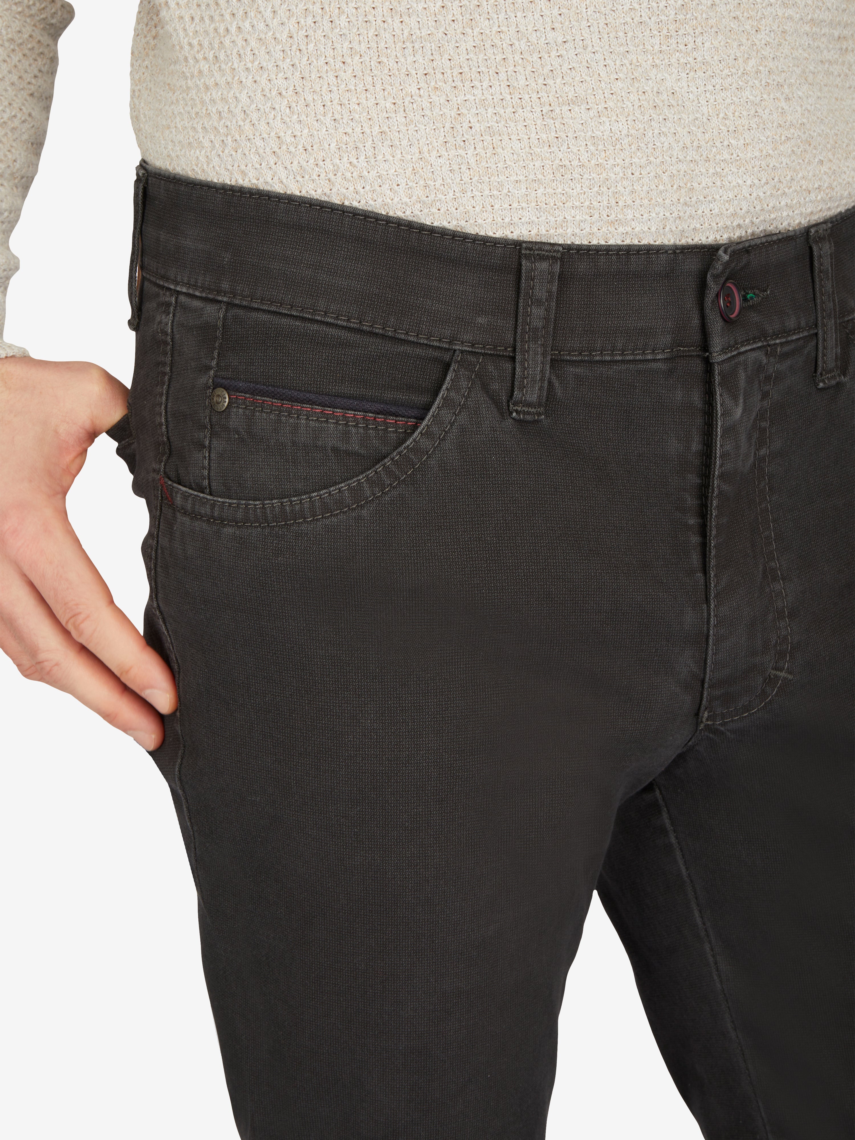 Hose MARVIN 7611 in Dunkelgrau, aus hochelastischer Baumwolle, mit Regular Fit, elastischem Komfortbund, Hemdstopper, Swing-Pocket, Münztasche mit Kontrast, modifizierte 5 Pocket, sportiv, für Herbst/Winter, hergestellt von Club of Comfort.