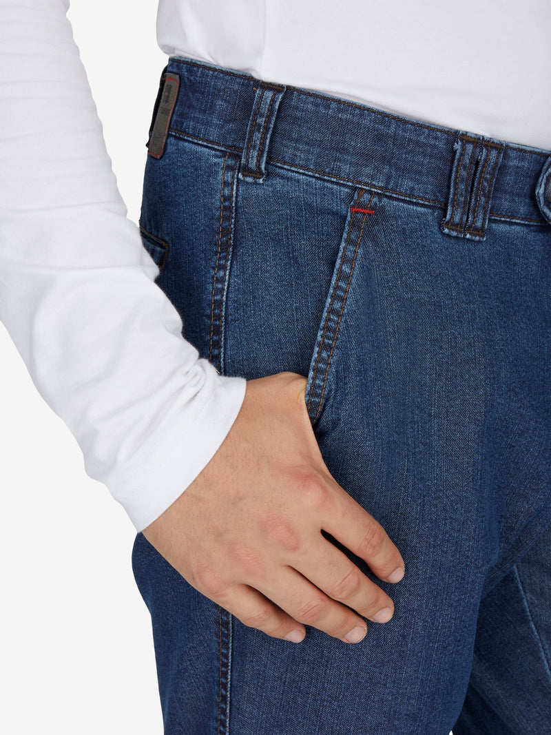 Nahaufnahme einer jeansblauen Flat Front-Hose (Modell DALLAS 4631) mit elastischem Komfortbund und Hemdenstopper, gefertigt aus robustem Stretch-Ring-Denim, normale Leibhöhe, gerades Bein, Hersteller Club of Comfort.
