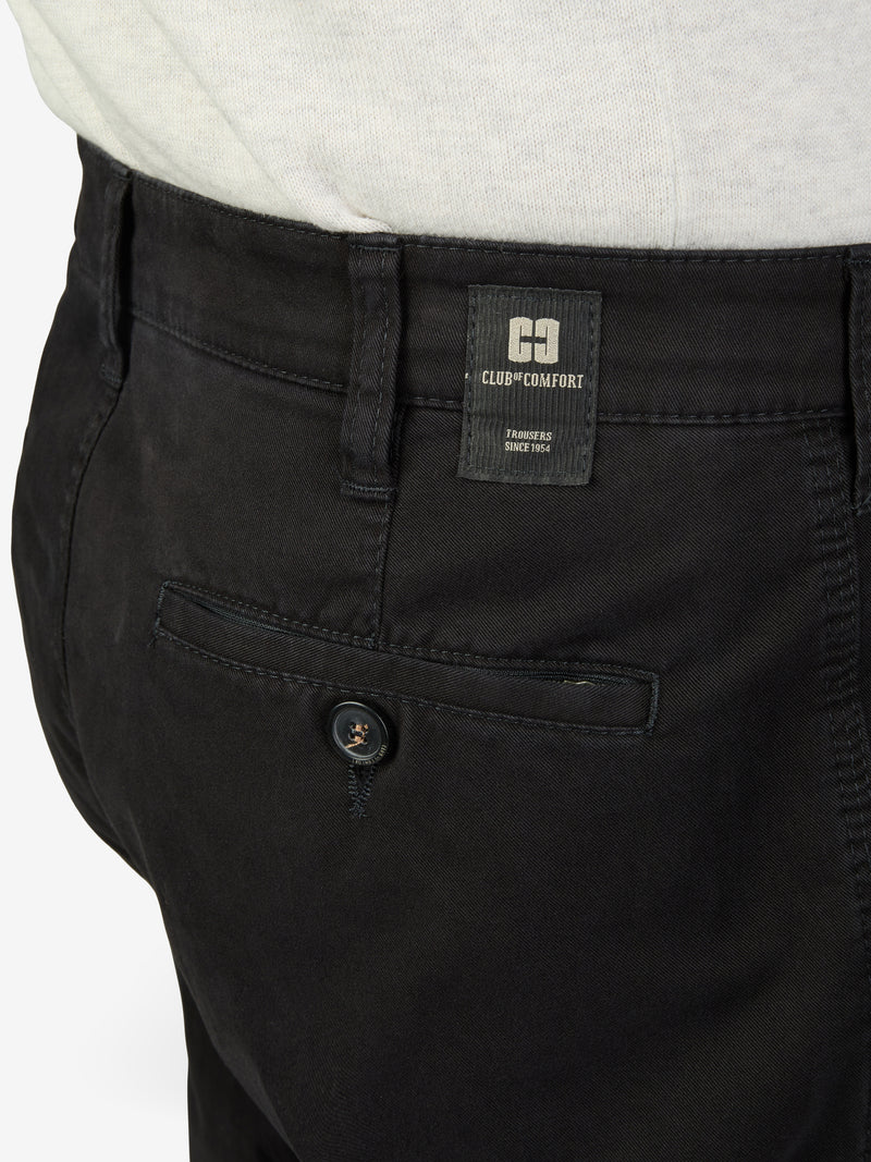 Nahaufnahme einer schwarzen DENVER 4402 Flat Front-Hose von Club of Comfort, mit elastischem Komfortbund, Hemdstopper und Reißverschluss-Sicherheitstasche in der rechten Gesäßtasche, gefertigt aus softem Baumwoll-High Stretch, normale Leibhöhe, gerades Bein, in Schwarz, Made in Green by Oeko-Tex, für gepflegten, legeren Stil.