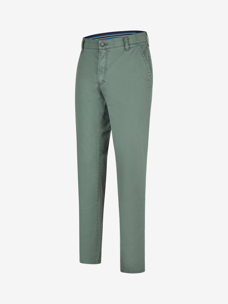Blaue-grüne Chino-Hose mit Flat Front und elastischem Komfortbund, hergestellt aus recyceltem Baumwoll-High Stretch mit Fade Out-Färbung und Coolmax EcoMade Klimaregulierung, Modell GARVEY 7323, Regular Fit, mit Münztasche in rechter Seitentasche, ideal für Frühjahr/Sommer.
