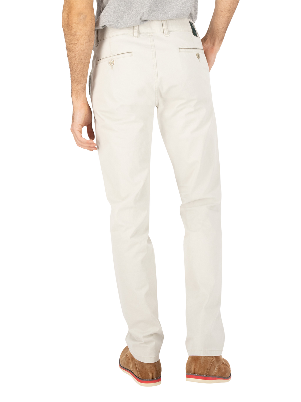 Hosenansicht eines Mannes, der weiße, gerade geschnittene Jeans trägt. Die Jeans hat eine normale Passform mit Taschen auf der Rückseite, Gürtelösen und Zierknöpfe. Er trägt braune Schuhe und ein graues T-Shirt.