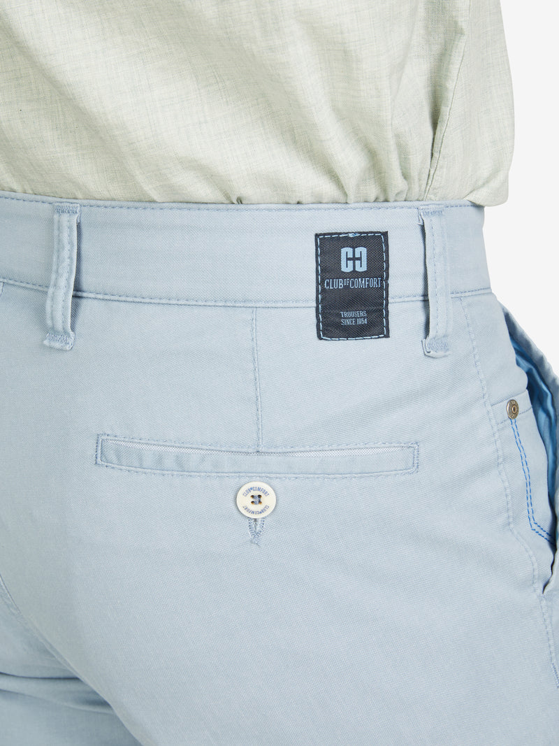 Nahaufnahme einer hellblauen GARVEY 8124 Flat Front-Hose mit elastischem Komfortbund und Hemdstopper, gefertigt aus elastischer Baumwoll-Mikrostruktur mit Coolmax® EcoMade für Klimaregulierung, nachhaltige Produktion, Regular Fit, schmalem Bein, sichtbar mit Label am Bund.