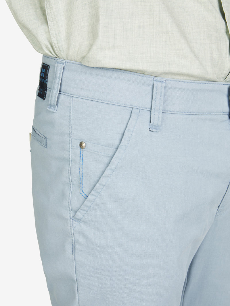 Hellblaue GARVEY 8124 Flat Front-Hose aus elastischer Baumwoll-Mikrostruktur mit Coolmax® EcoMade Klimaregulierung, Elastikbund, Hemdstopper, Münztasche, normaler Leibhöhe, schmalem Bein, hergestellt von Club of Comfort, geeignet für Frühjahr/Sommer, nachhaltige und bequeme Chino für den Regular Fit.