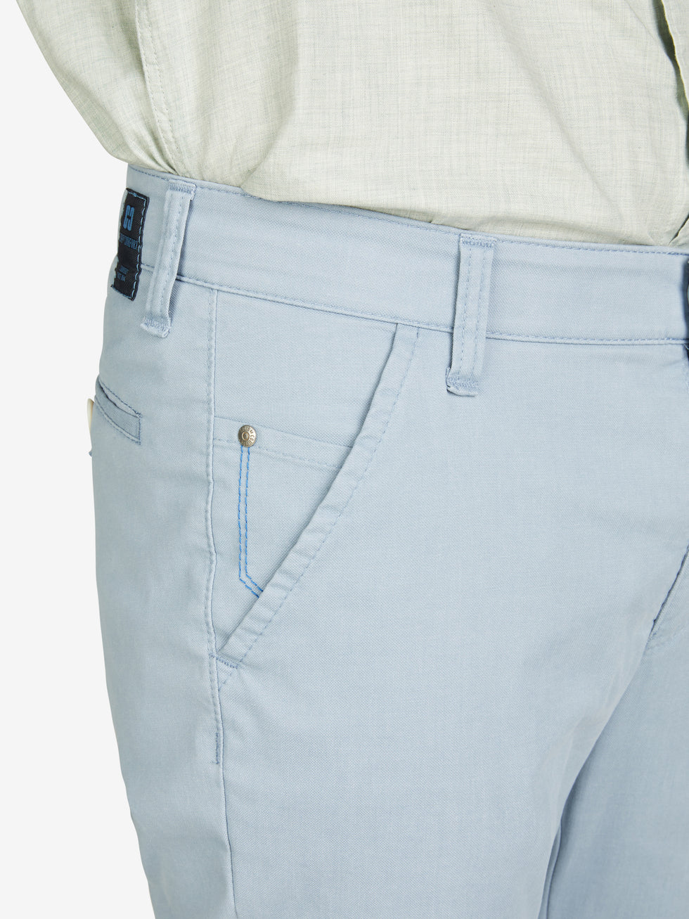 Hellblaue GARVEY 8124 Flat Front-Hose aus elastischer Baumwoll-Mikrostruktur mit Coolmax® EcoMade Klimaregulierung, Elastikbund, Hemdstopper, Münztasche, normaler Leibhöhe, schmalem Bein, hergestellt von Club of Comfort, geeignet für Frühjahr/Sommer, nachhaltige und bequeme Chino für den Regular Fit.