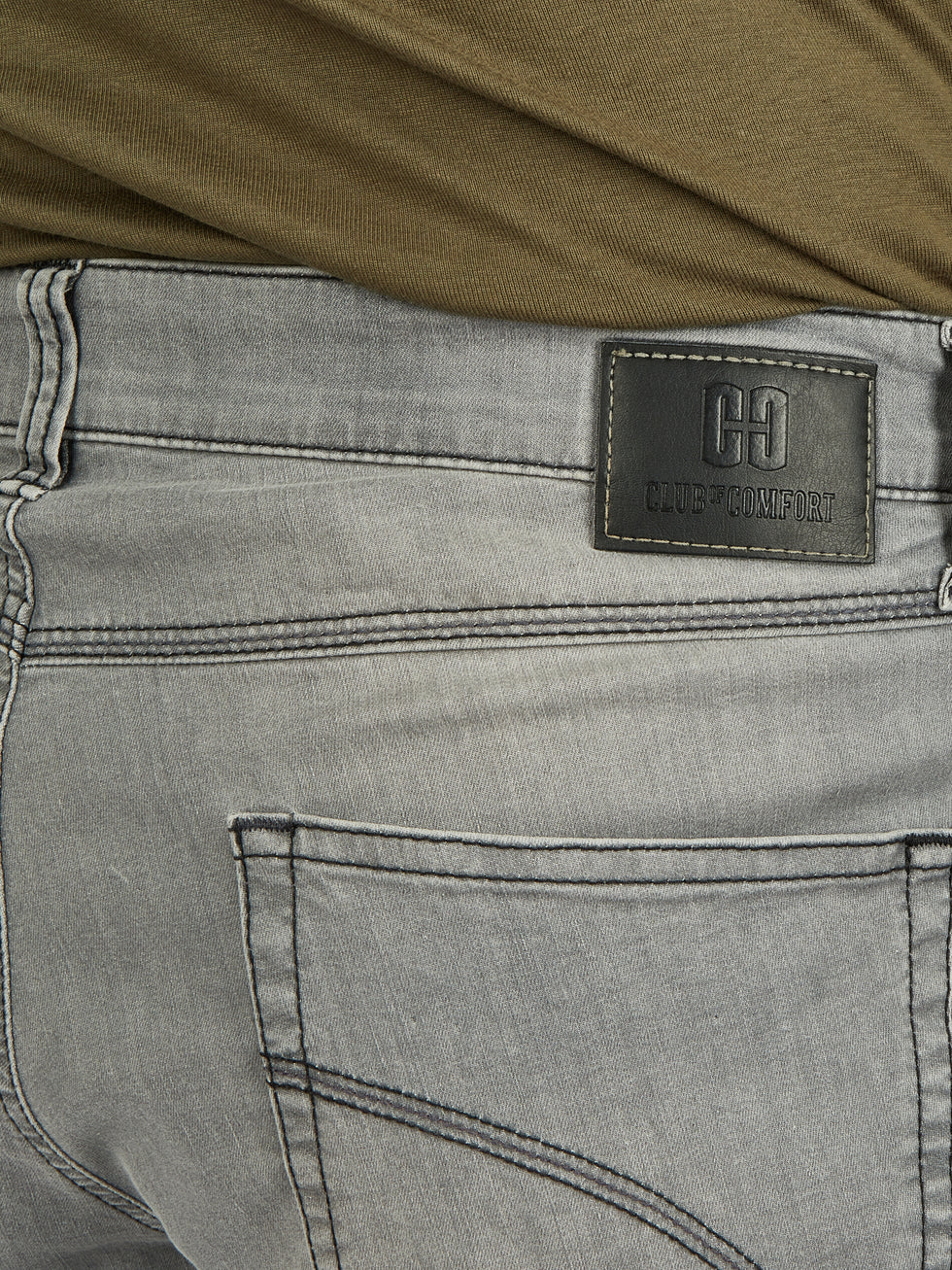 Nahaufnahme der hellgrauen, gewaschenen 6-Pocket Jeanshose "HENRY 6516" von Club of Comfort mit elastischem Doppelstoffbund, Hemdstopper, Mobile Pocket, Kontrast-Münztasche und Lederlabel am Rücken.