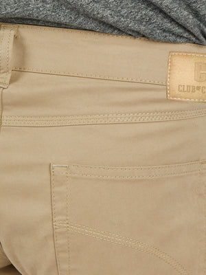 Nahaufnahme einer beigen Baumwollhose "HENRY 7323" von Club of Comfort mit elastischem Doppelstoffbund, Hemdstopper, 6-Pocket-Design, separater Mobile Pocket rechts vorne, High Stretch, Coolmax EcoMade, Regular Fit, hergestellt in Green by Oeko-Tex, ideal für Frühjahr/Sommer.