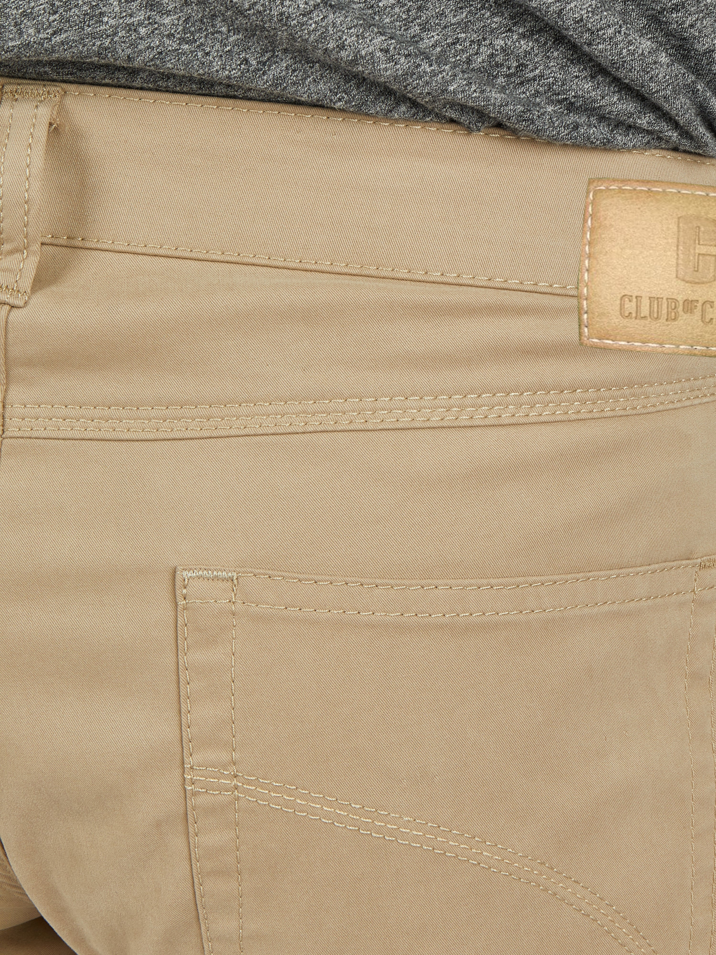 Nahaufnahme einer beigen Baumwollhose "HENRY 7323" von Club of Comfort mit elastischem Doppelstoffbund, Hemdstopper, 6-Pocket-Design, separater Mobile Pocket rechts vorne, High Stretch, Coolmax EcoMade, Regular Fit, hergestellt in Green by Oeko-Tex, ideal für Frühjahr/Sommer.