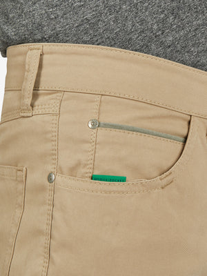 Bequeme beige 6-Pocket Hose von Club of Comfort mit Elastikbund, Hemdstopper und separater "Mobile Pocket" für Smartphone. Gefertigt aus leichtem Baumwoll-High-Stretch mit Coolmax EcoMade Klimaregulierung, nachhaltigem Material. Regular Fit, Frühjahr/Sommer, Made in Green by Oeko-Tex.