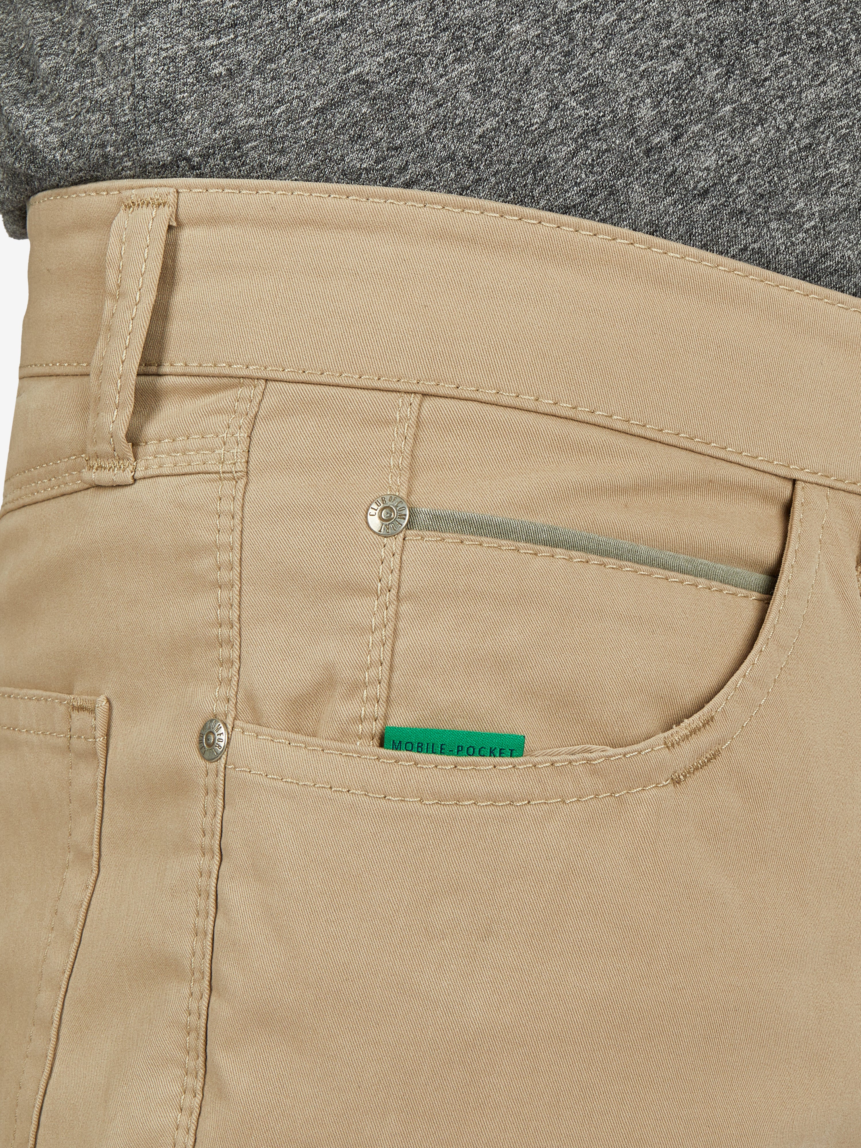 Bequeme beige 6-Pocket Hose von Club of Comfort mit Elastikbund, Hemdstopper und separater "Mobile Pocket" für Smartphone. Gefertigt aus leichtem Baumwoll-High-Stretch mit Coolmax EcoMade Klimaregulierung, nachhaltigem Material. Regular Fit, Frühjahr/Sommer, Made in Green by Oeko-Tex.