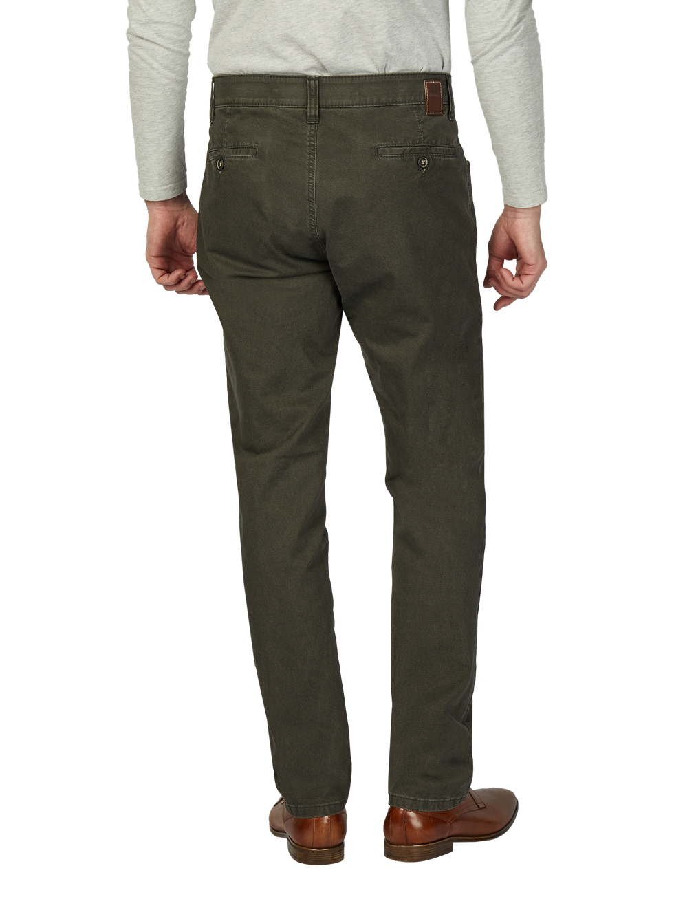 Blick auf die Rückseite einer Person, die eine graue Langarmbluse, dunkelgrüne Chino-Hose und braune Schuhe trägt. Die Hose hat zwei Gesäßtaschen mit Knopfverschlüssen und Ist am Bund mit Gürtelschlaufen versehen.