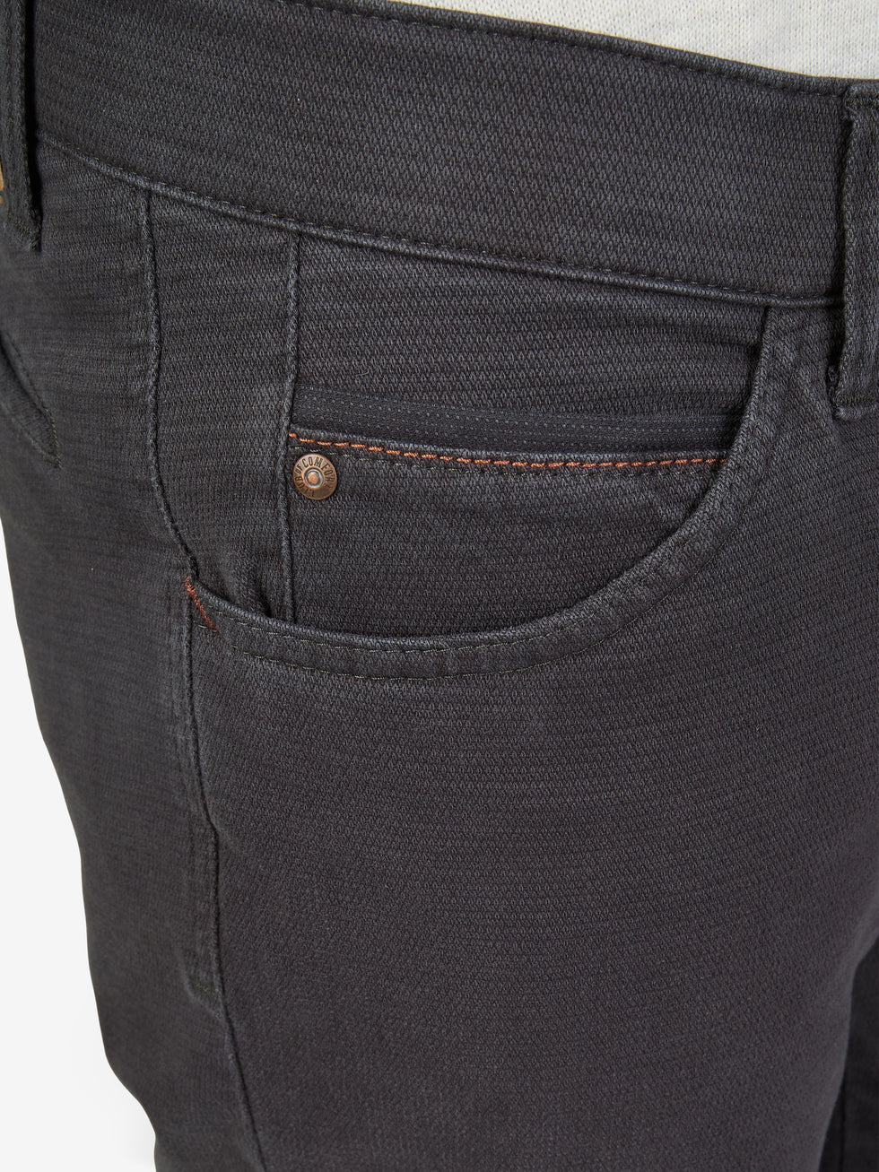 Nahaufnahme einer grauen Herren-Hose "MARVIN 8011" vom Hersteller Club of Comfort, mit elastischem Comfortbund, Hemdenstopper, modifizierter 5-Pocket-Design, High Stretch Baumwolle mit Winter-Struktur-Print, normales Leibhöhen- und Schlankes Beinprofil.