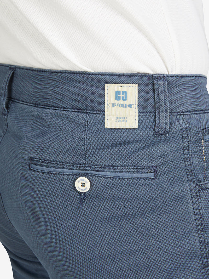 Nahaufnahme einer blauen MARVIN 8103 Baumwollhose mit elastischem Comfortbund, Hemdenstopper und doppelt paspelierter Münztasche. Das Produkt ist leicht, mit Mikro-Print, dynamischem Druck und Swing-Pocket-Design, hergestellt von Club of Comfort.