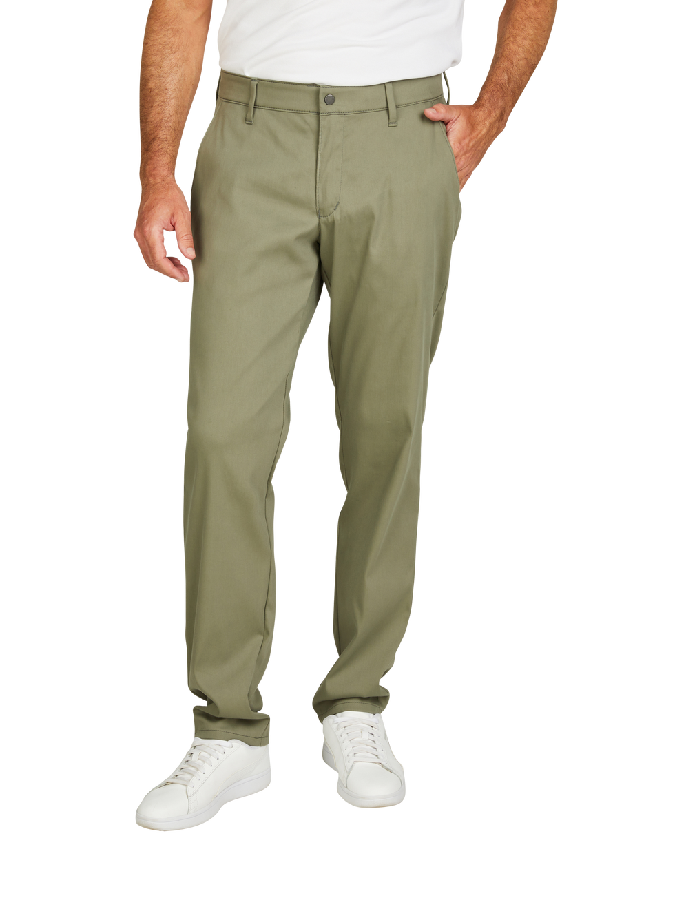 Nahaufnahme eines Mannes, der eine weiße T-Shirt trägt und eine hellgrüne Chinohose mit seitlichen Taschen anhat. Er steht aufrecht und trägt weiße Sneaker. Der Fokus liegt auf der Kleidung, besonders auf der Hose.