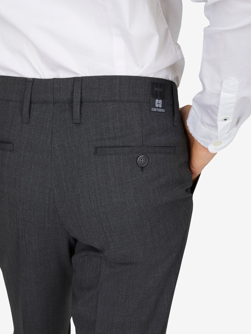Dunkelgraue SANTOS 2590 Flat Front-Hose von Club of Comfort mit elastischem Komfortbund, Hemdenstopper, geradem Bein und niedriger Leibhöhe, aus maschinenwaschbarer Woll-Misch-Qualität, für Damen und Herren, regular fit, sichtbare Rückenknopfleiste.