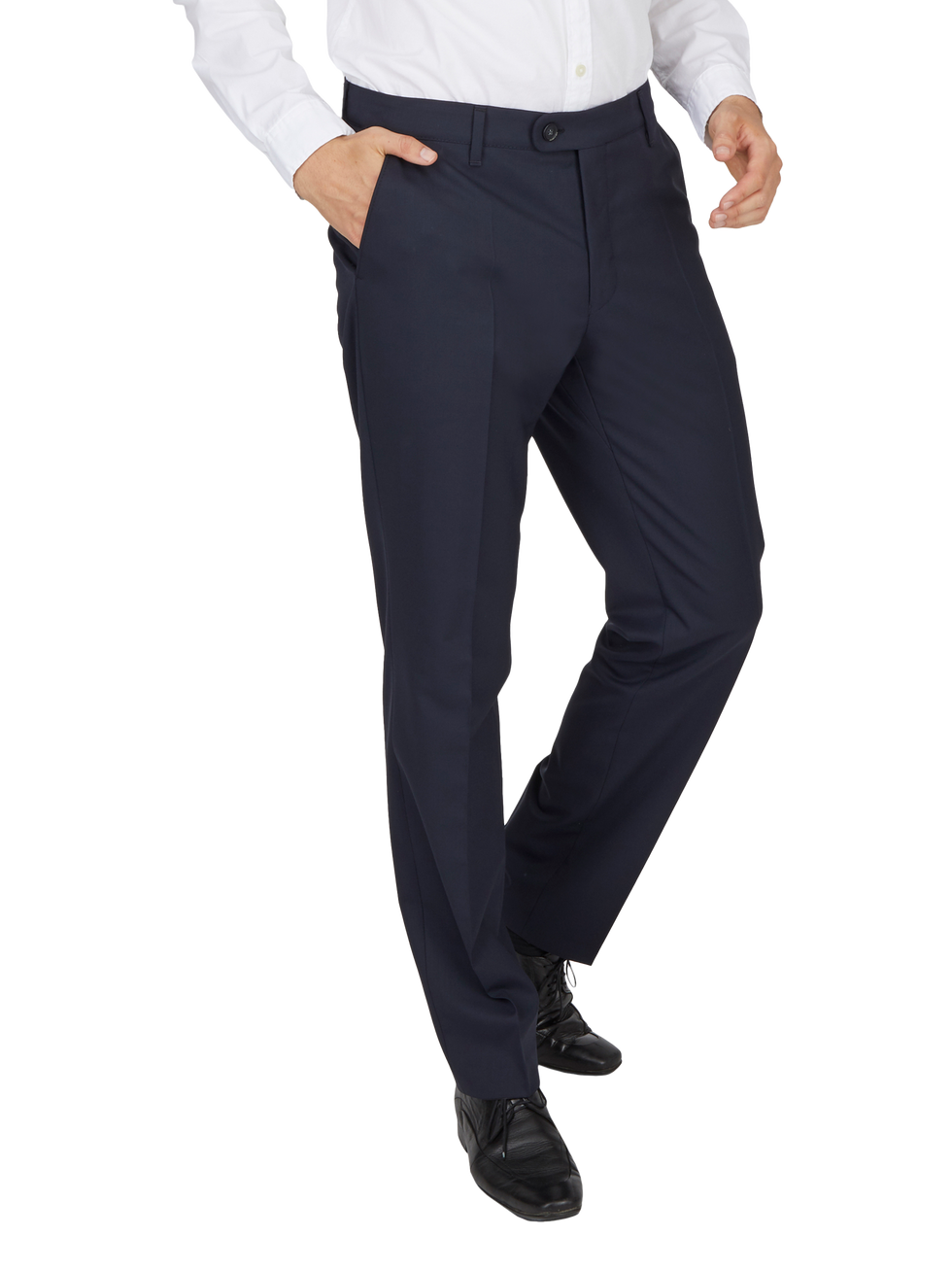 Ein Mann trägt dunkelblaue Business-Hose, weiße Hemd, schwarze Schuhe, rechte Hand in der Hosentasche, linke Hand leicht angehoben.
