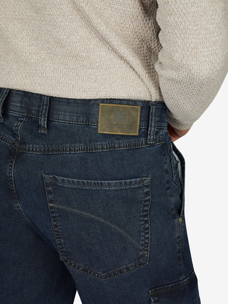 Hose TANGO 8012 in Blau von Club of Comfort, aus High Stretch Denim mit Tapered Fit, elastischem Comfortbund, Hemdenstopper, aufgesetzten Gesäßtaschen, Beintaschen mit Patte und Druckknopf, normale Leibhöhe, extra Weite an Gesäß und Oberschenkel, schmaler Beinverlauf, hergestellt in Grün, perfekt für Herbst/Winter, markantes Warenbild, 460 g/lfm.